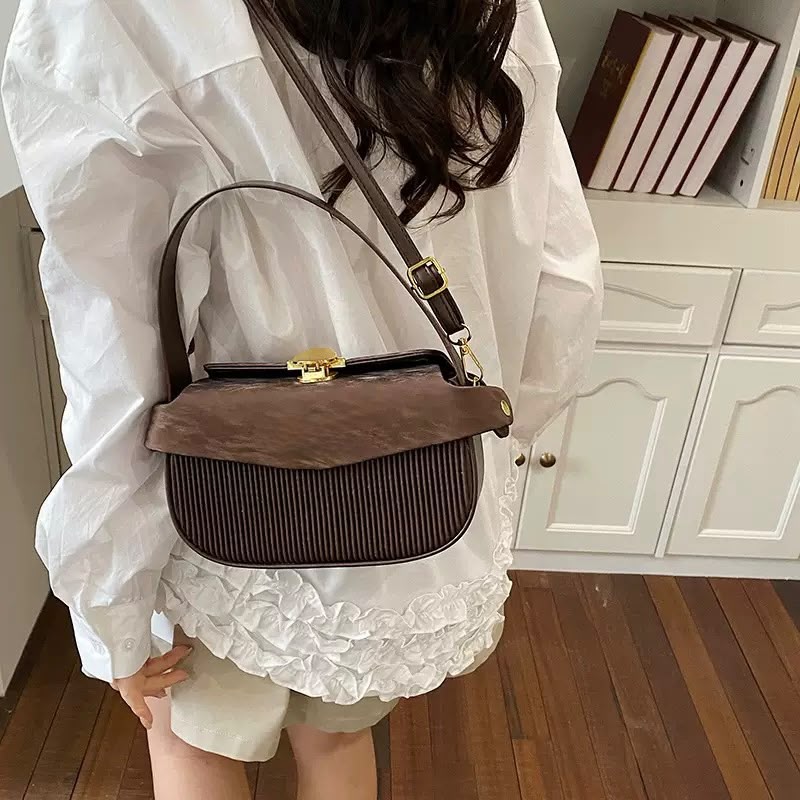 Pleated underarm bag